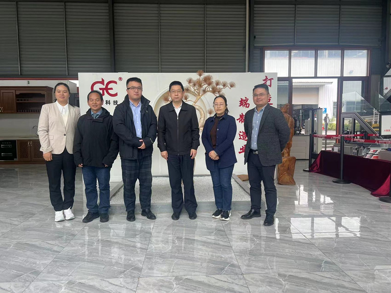 彭劍鳴：貴州省人民檢察院副檢察長(zhǎng)、檢察委員會(huì)委員、致公黨貴州省委會(huì)副主委